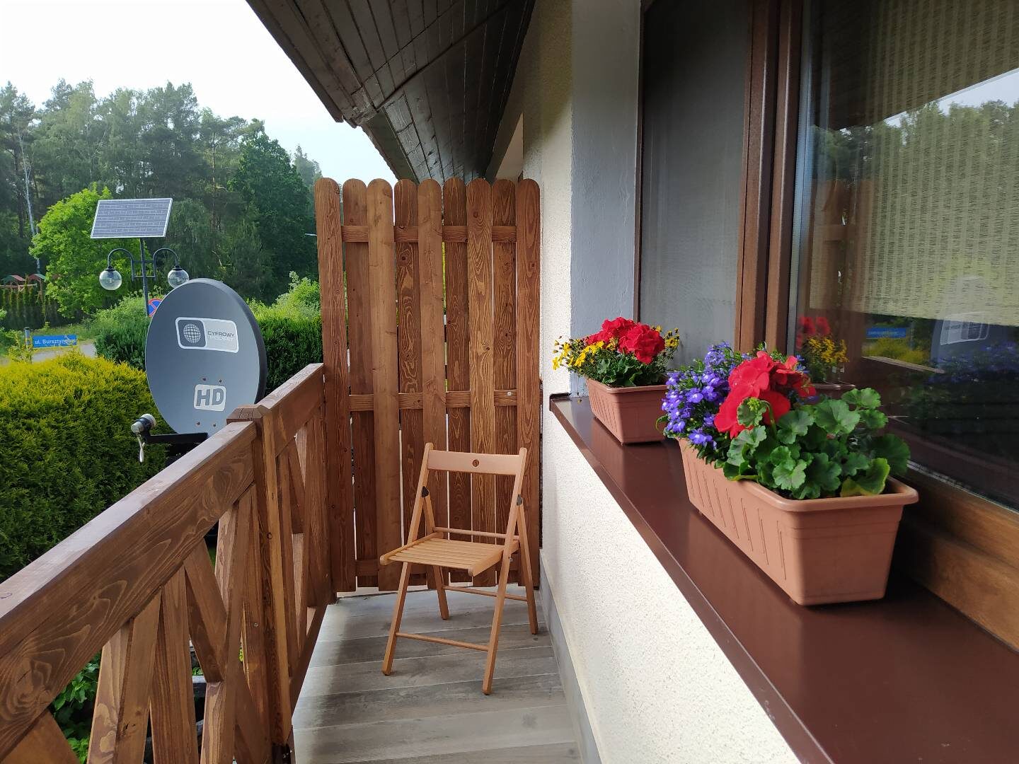 Balkon z kwiatami