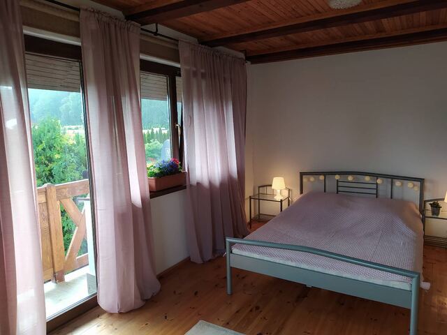 Sypialnia z wyjściem na balkon